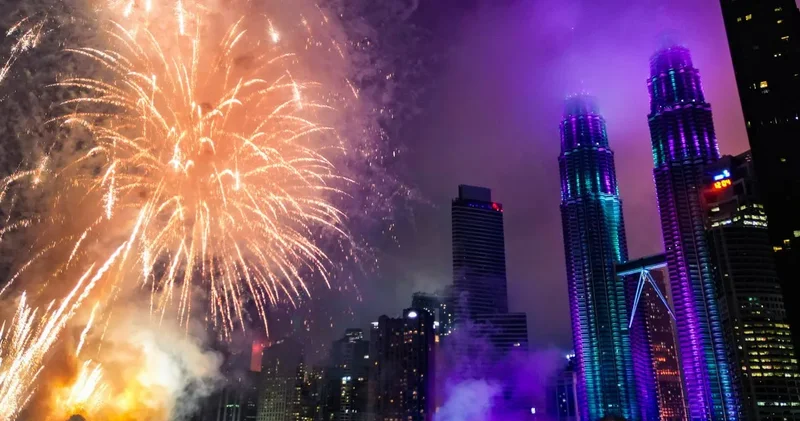 Malezya 2026 ya havai fişek gösterileriyle girdi