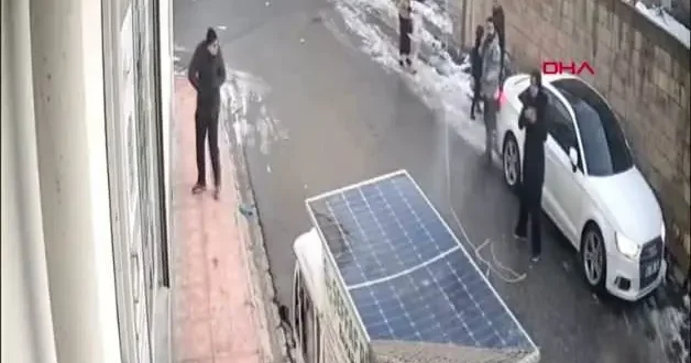 Havadan kıvılcım yağdı! Kopan elektrik teli, sokakta yürüyen adamın üzerine düştü