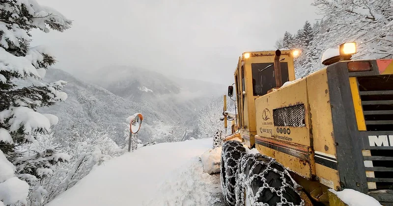 Yoğun kar nedeniyle bazı yollarda ulaşım durdu
