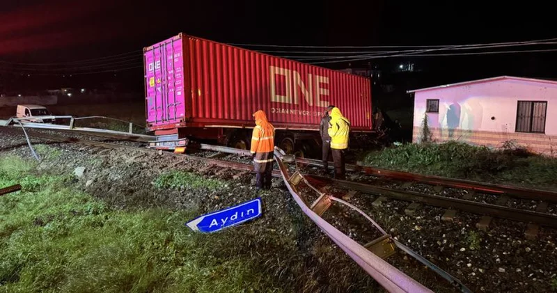 Aydın da kontrolden çıkan TIR, tren yoluna girdi; sürücü öldü Son dakika haberleri