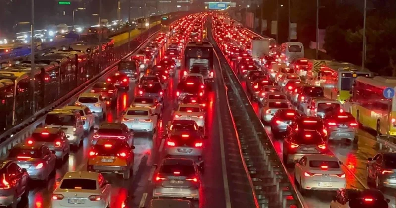 İstanbul da yılbaşı trafiği alarm veriyor! Yoğunluk yüzde 71 e ulaştı