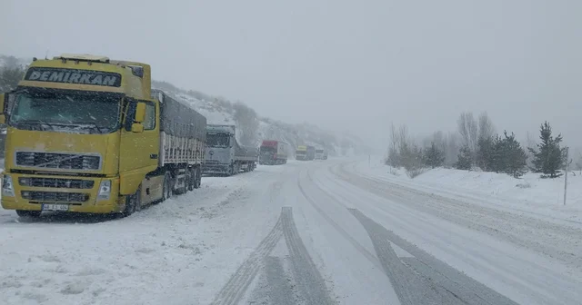 Tokat Sivas kara yolunda kar yağışı nedeniyle ulaşım aksadı Tokat Haberleri