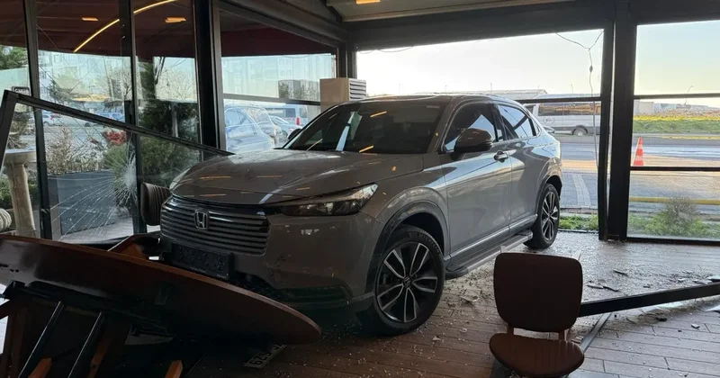 Ünlü müzisyen aracıyla restorana daldı! 2 kişinin yaralandığı kaza anı kameralara yansıdı