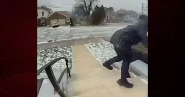 Rüzgar yaşlı kadını savurdu!