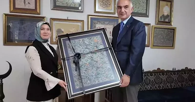 Bakan Ersoy, ebru sanatçısı Orak ile görüştü