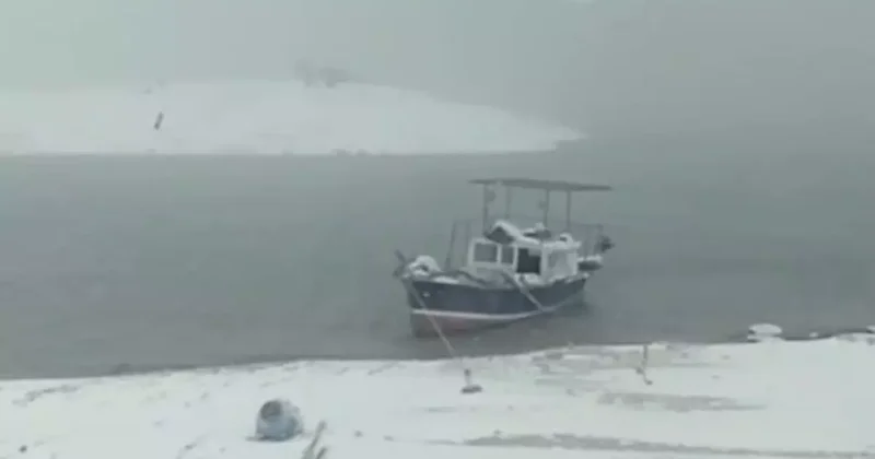 Yoğun kar ve sis balıkçıları durdurdu: Tekneler kıyıya çekildi