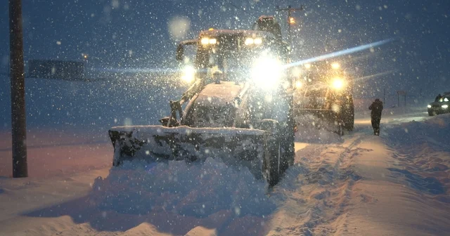 Muş ta yeni yıl mesaisi: Vali Çakır sahadaki ekipleri ziyaret etti Muş Haberleri
