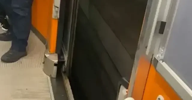 Bağcılar da kapısı arızalanan metrodaki tehlikeli yolculuk kamerada VİDEO İZLE
