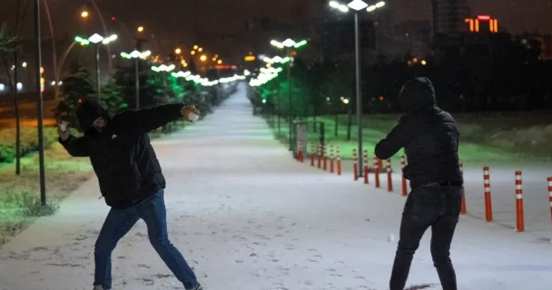 Başkent te kar neşesi: Lapa lapa yağdı