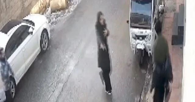 Ölümden giydiği mont sayesinde kurtuldu: Sokak ortasında kopan elektrik teli yoldan geçen ailenin üzerine böyle düştü VİDEO İZLE