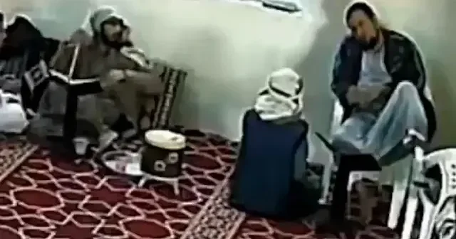 Yemenli hafızlık hocası talebesinin ezberini alırken Hakk’a yürüdü: Öğrencileri düşmemesi için siper oldu VİDEO İZLE