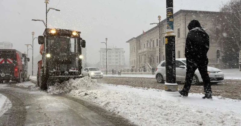 Kar yağışı ulaşımı da vurdu! Türkiye nin birçok noktasında yollar ulaşıma kapandı