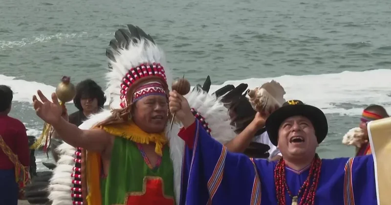 Şamanlar toplanıp kılıçlarla ayin yaptılar! Yeri yerinden oynatacak 2026 kehanetlerini açıkladılar Sözcü Gazetesi