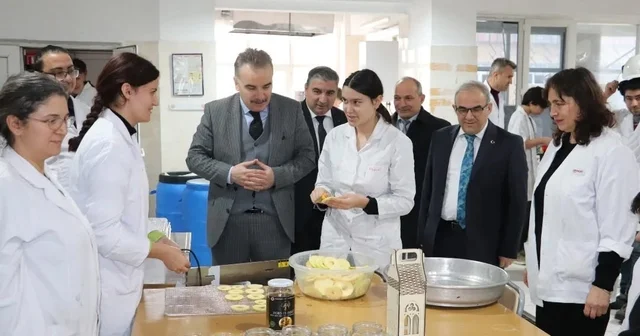 Kaymakam Odabaş meslek lisesindeki üretim alanlarını inceledi Balıkesir Haberleri