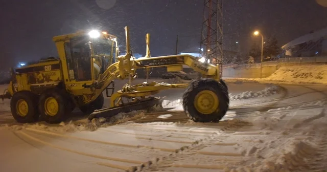 Bilecik te belediye ekiplerinin sabaha saatlerinde yoğun kar mesaisi Bilecik Haberleri