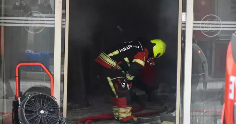 Atıl haldeki otel binasında patlama sonrası yangın; 2 işçi dumandan etkilendi