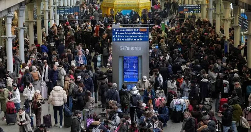 Manş Tüneli nde elektrik arızası yaşandı, Avrupa da demiryolu hattı felç oldu; geceyi trenlerde geçirdiler!