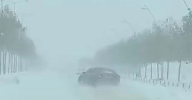 Kayganlaşan yolda kaza kıl payı atlatıldı Diyarbakır Haberleri