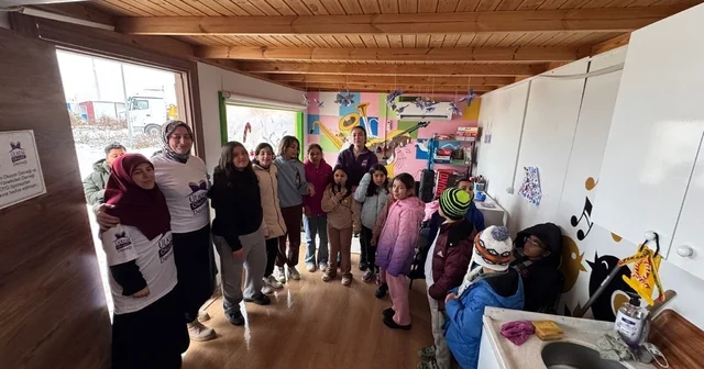 Türkiye nin dört bir yanından gönderilen yılbaşı ikramlıkları öğrencilere ulaştırıldı Hatay Haberleri