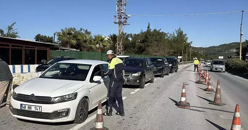 Bodrum da yılbaşı öncesi tedbirler arttı; ilçeye son 24 saatte 10 bin araç giriş yaptı