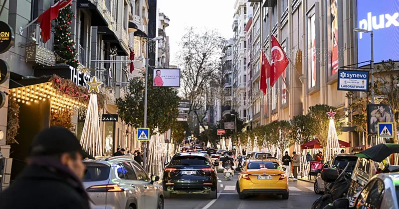 İstanbul un işlek caddelerinde yılbaşı hareketliliği