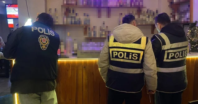Yılbaşı öncesi, Bursa polisinden eş zamanlı sahte alkol denetimi 98 şişe sahte içki, 110 adet sahte içki şişe kapağı ele geçirildi Bursa Haberleri