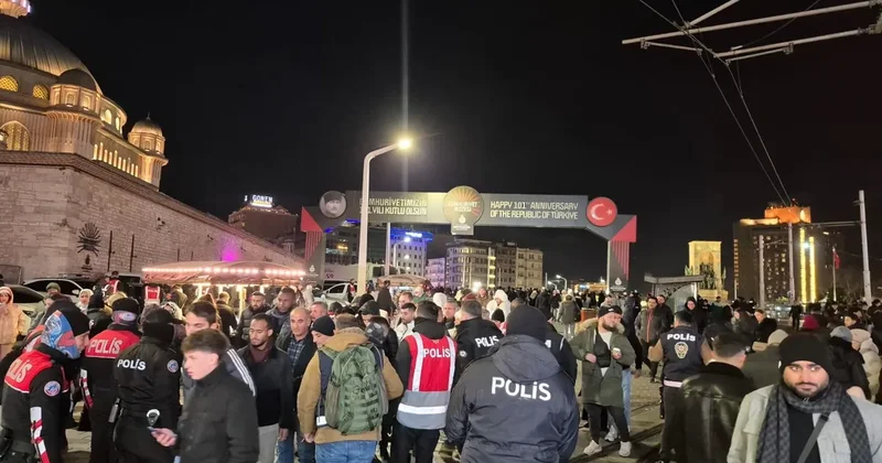 Taksim Meydanı nda yılbaşı yoğunluğu! 10 bin kamerayla anlık denetleniyor