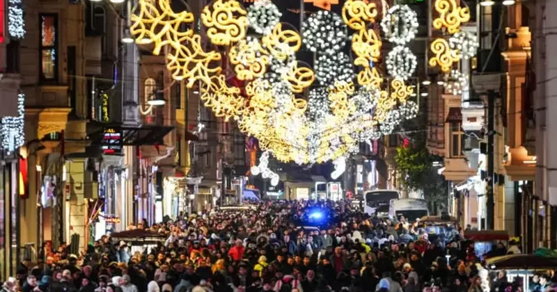 Taksim Meydanı ve İstiklal Caddesi nde yılbaşı yoğunluğu