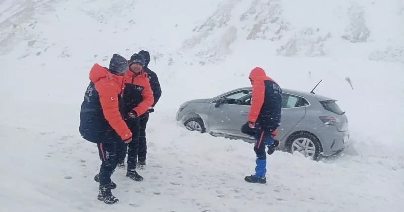 Kayseri’de AFAD ekipleri mahsur kalan araçlara yardıma koştu