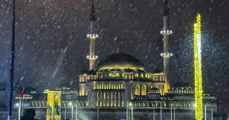 Günlerdir bekleniyordu: İstanbul da kar başladı Valilikten uyarı geldi