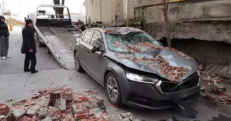 Eyüpsultan da yıkım aşamasındaki binaya ait duvar fırtınanın etkisiyle çöktü; 2 araç zarar gördü