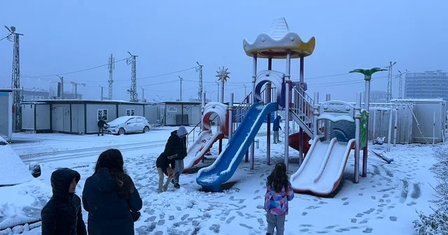 Kar yağışı Hatay ı beyaza bürüdü, 2 ilçede okullar tatil edildi Hatay Haberleri