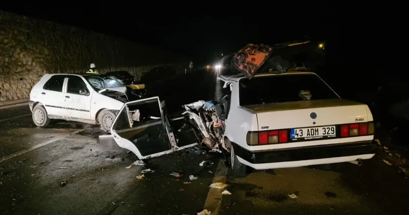 Kütahya da iki otomobil kafa kafaya çarpıştı: 11 aylık bebek dahil 4 yaralı