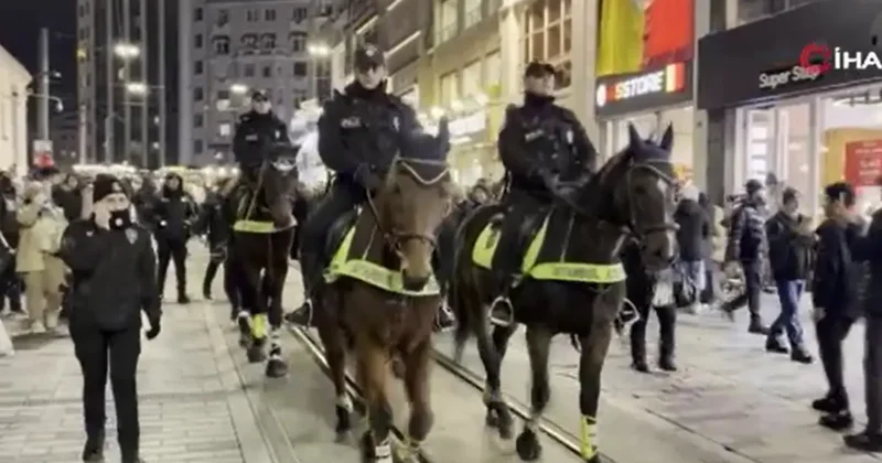 Yılbaşına saatler kala atlı polisler İstiklal Caddesi nde devriyede