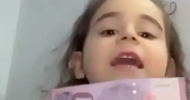 Humuslu küçük kız yenilenen Suriye parasını böyle kutladı: Sonunda Esed in yüzünden kurtuluyorum VİDEO İZLE