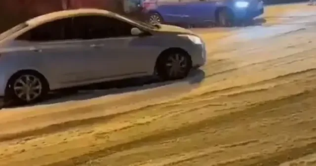 İstanbul da yoğun kar yağışı: Sürücüler zor anlar yaşadı VİDEO İZLE