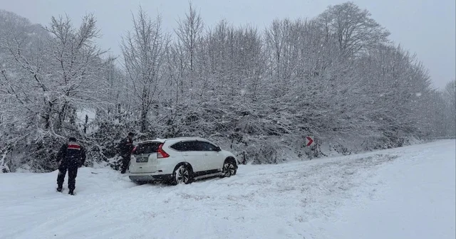 Salıpazarı nda yolda kalanları jandarma kurtardı Samsun Haberleri
