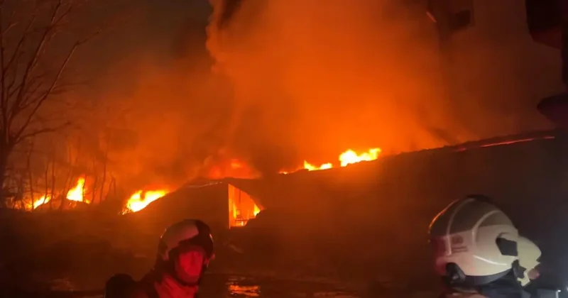 SON DAKİKA Esenyurt ta fabrika yangını! Saatler boyunca alev alev yandı