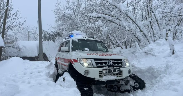 Kar nedeniyle yolu kapanan köydeki hastaya paletli ambulansla ulaşıldı Düzce Haberleri