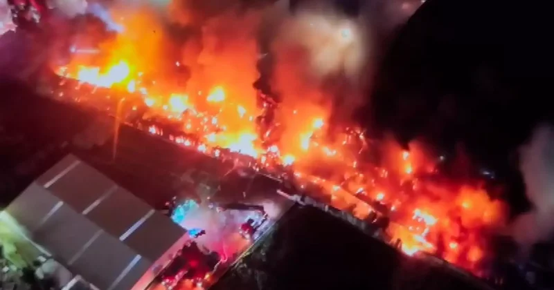 Esenyurt ta yapı malzemeleri üretilen fabrikada gece çıkan yangın sürüyor