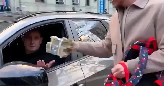 Trafikte kalanlara servet gibi sürpriz: MrBeast deste deste para dağıttı VİDEO İZLE