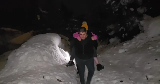 Evlerinde mahsur kalan engelli anne ve kızı ekiplerce kurtarıldı Kopan elektrik telleri yolu kapattı, ekipler engelli anne ve kızına ulaştı 80 santimetre karda umut operasyonu: Engelli anne sırtlarda taşındı Karabük Haberleri