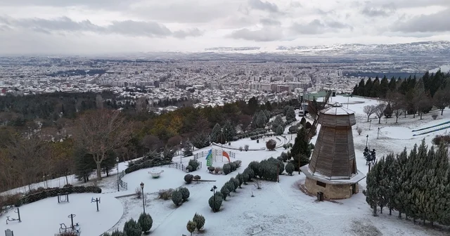 Yılın son karı Eskişehir i beyaza bürüdü Karla kaplanan Tarihi Odunpazarı Evleri eşsiz manzaralar sundu Kentin simgelerinden Porsuk Çayı nın bazı bölümleri buz tuttu Eskişehir Haberleri