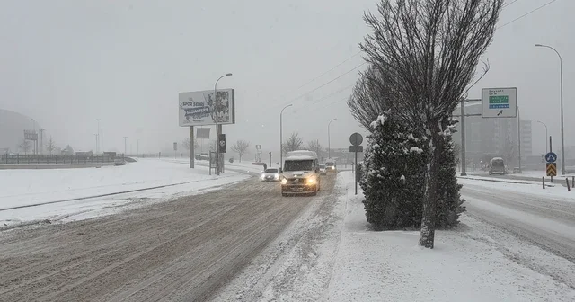 Gaziantep te yoğun kar yağışı etkili oluyor Gaziantep te uçuşlar öğle saatlerine kadar iptal edildi Gaziantep Haberleri