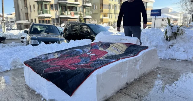 Herkes kardan gelin damat yaparken o yatak yapmayı seçti Safranbolu da esnaf dükkan önüne kardan yatak yaptı Karabük Haberleri