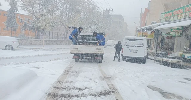 Eyyübiye Belediyesi ekiplerinin karla mücadelesi sürüyor Şanlıurfa Haberleri