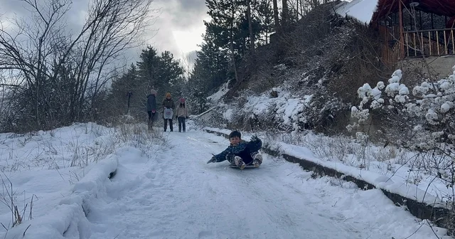 Çocuklar karın tadını poşetlerle kayarak çıkardı Kastamonu da kar yağışı yüksek rakımlı bölgelerde devam ediyor Kastamonu Haberleri