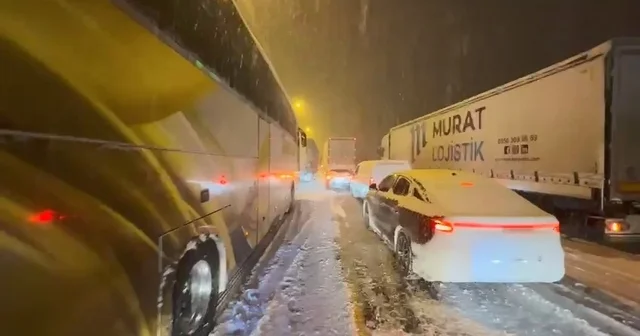 Elazığ da kar yağışından dolayı araçlar yolda kaldı Elazığ Haberleri