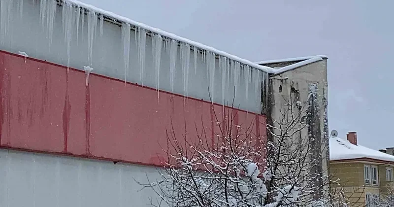 Bolu’da kar ve buz kütleleri tehlike saçıyor