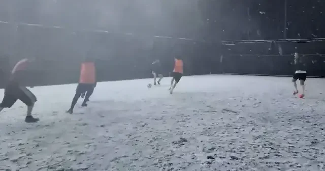 Halı saha tutkusuna kar engeli yok: Beyaz örtü altında maç keyfi VİDEO İZLE